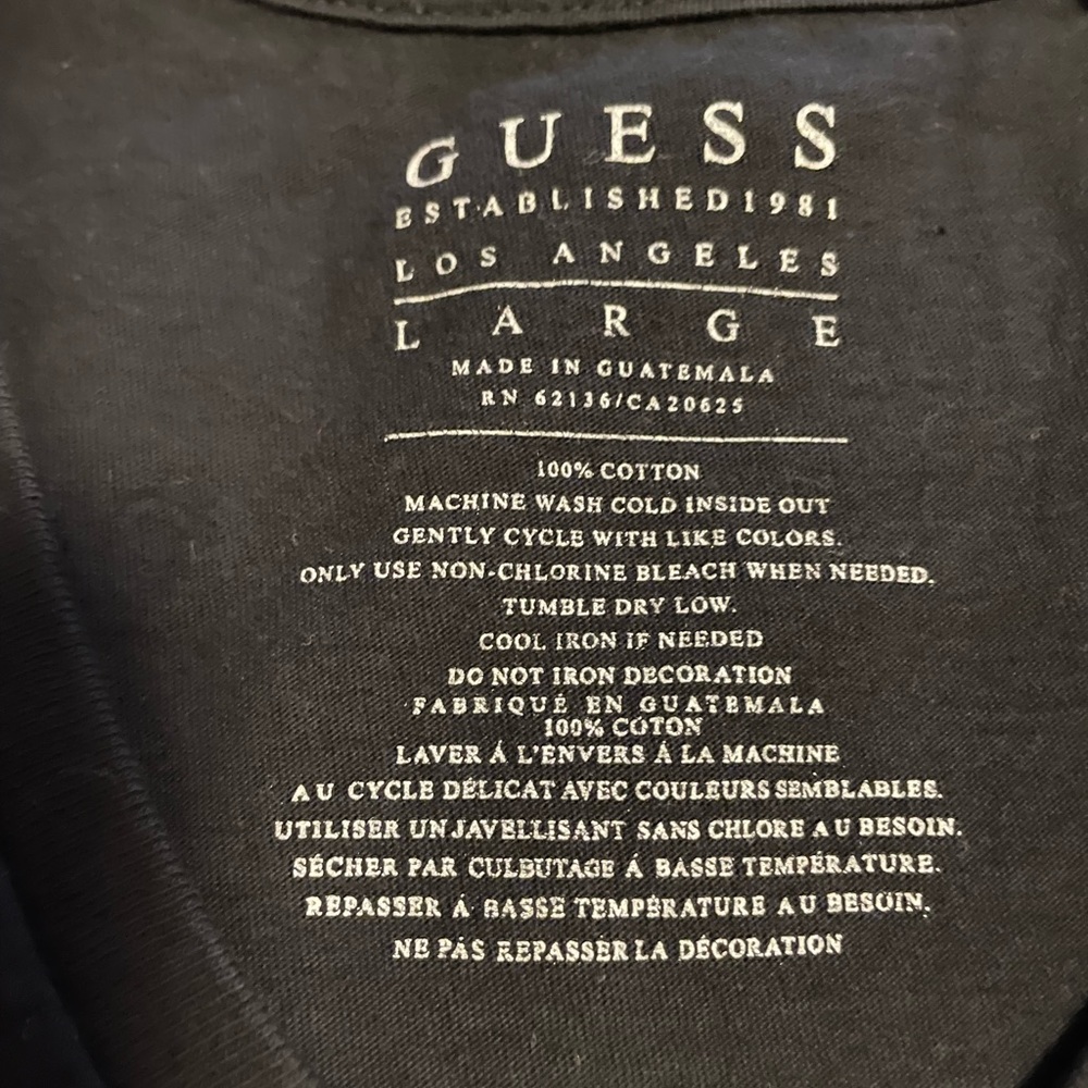 Guess V-Neck - Picture 2 of 3